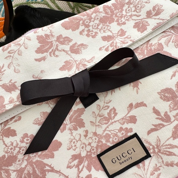 New GUCCI Beauty Pochette - Picture 3 of 11